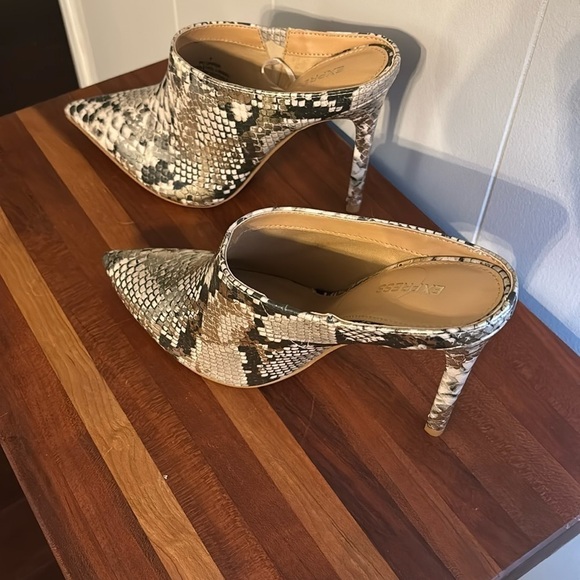 EXPRESS SIZE 7 POLYURETHANE LEATHER UPPER STYLE SNAKESKIN 4” HEEL PUMPS - Picture 1 of 9